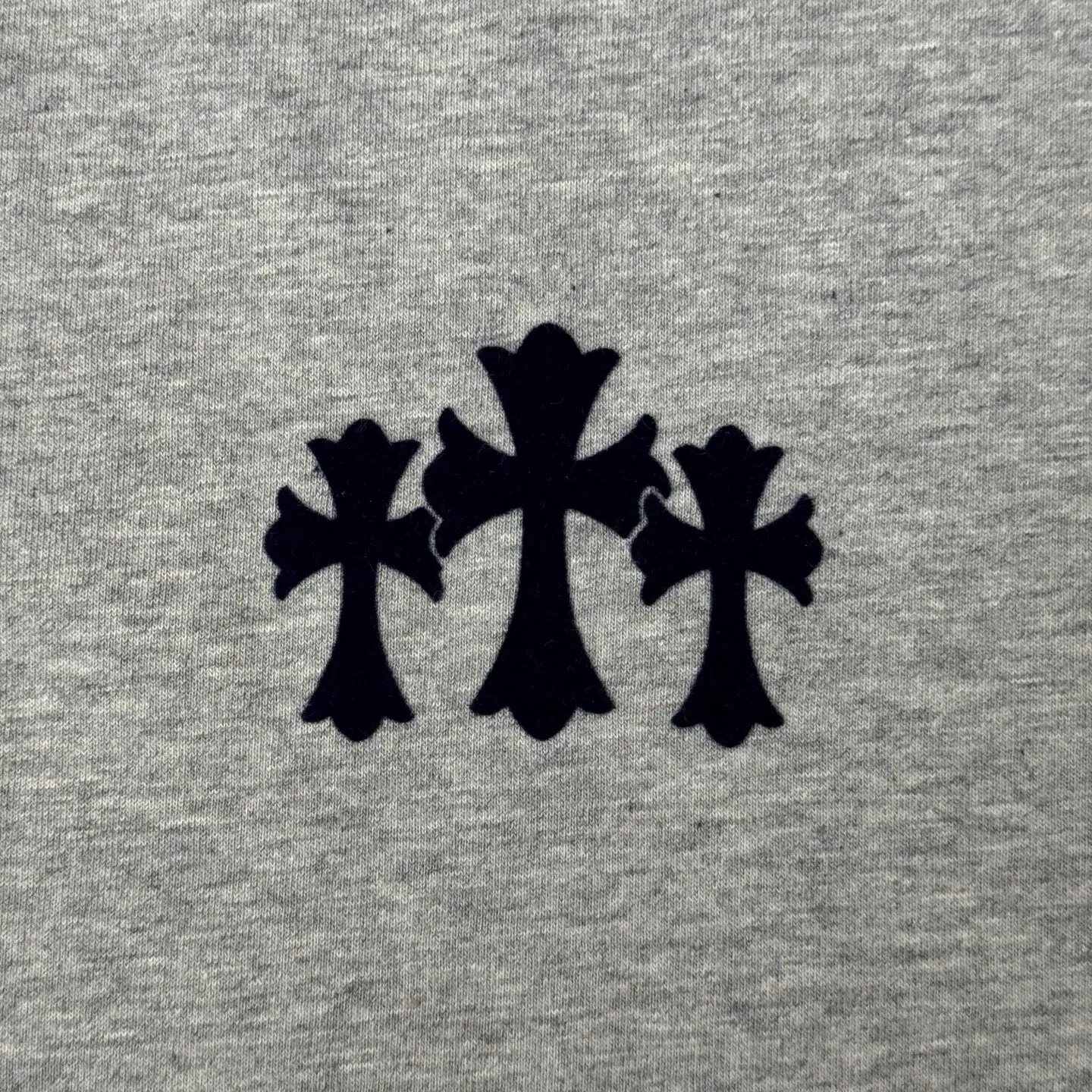 P300 Chrome Hearts/Chrome Hearts CH Black flocked cross round neck long sleeves Size: S/M/L/XL Custom-woven and dyed 40-yarn fabric with a scratchy surface pattern. The ready-made garments are made of YB consistent electrostatic flocking technology. It is not an ordinary lettering mold technology. The colors are also different at different angles. Brand new collar label (not the previous leather label) and washed label.